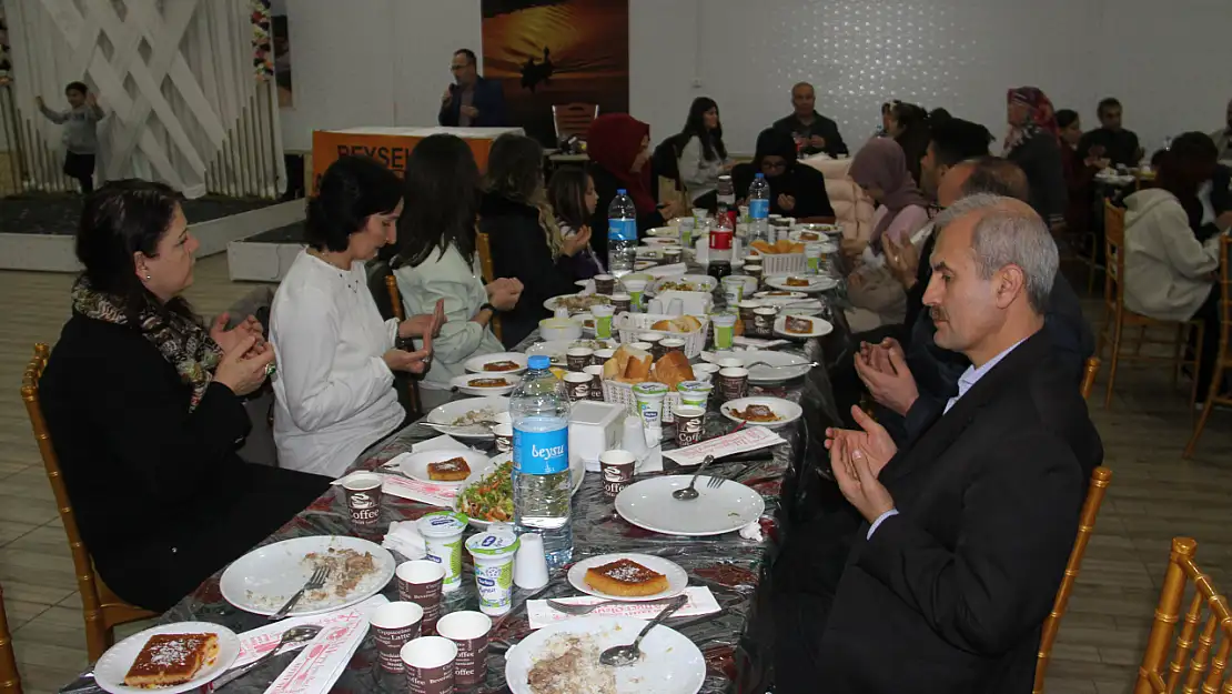 Beyşehir'de Kadın Derneği ilçedeki depremzedelerle iftarda buluştu