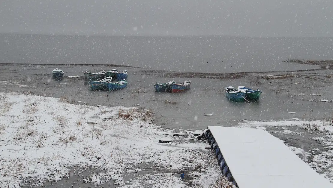 Beyşehir Gölü'nde avlanmaya 'kar' molası