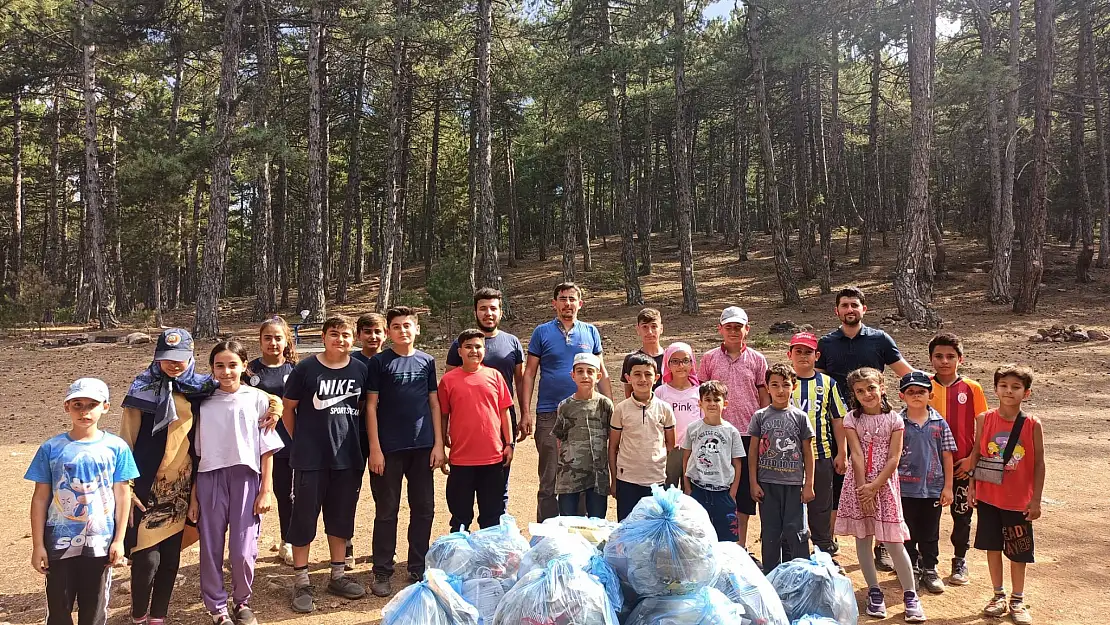 Beyşehir'de Kur'an kursu öğrencilerinden çevre temizliği