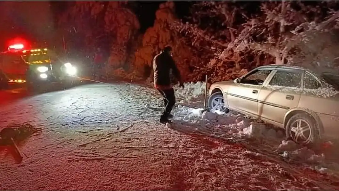 Bilecik'te kara saplanan iki araç kurtarıldı