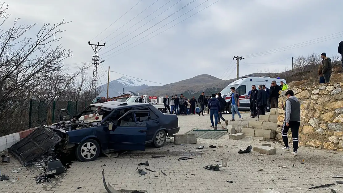 Bir araç kontrolden çıkarak okul bahçesine girdi