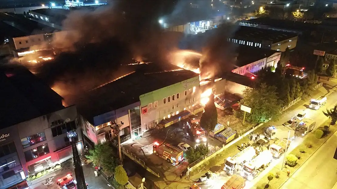 Bir fabrikadaki yangın başka fabrikalara sıçradı: Ortamı alevler sardı!