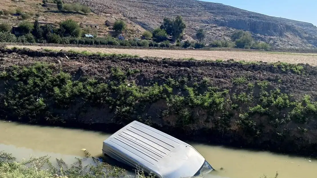 Bir kamyonet sulama kanalına düştü!