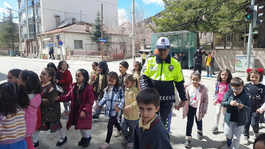 Bozkır'da ilkokul öğrencilerine uygulamalı trafik eğitimi