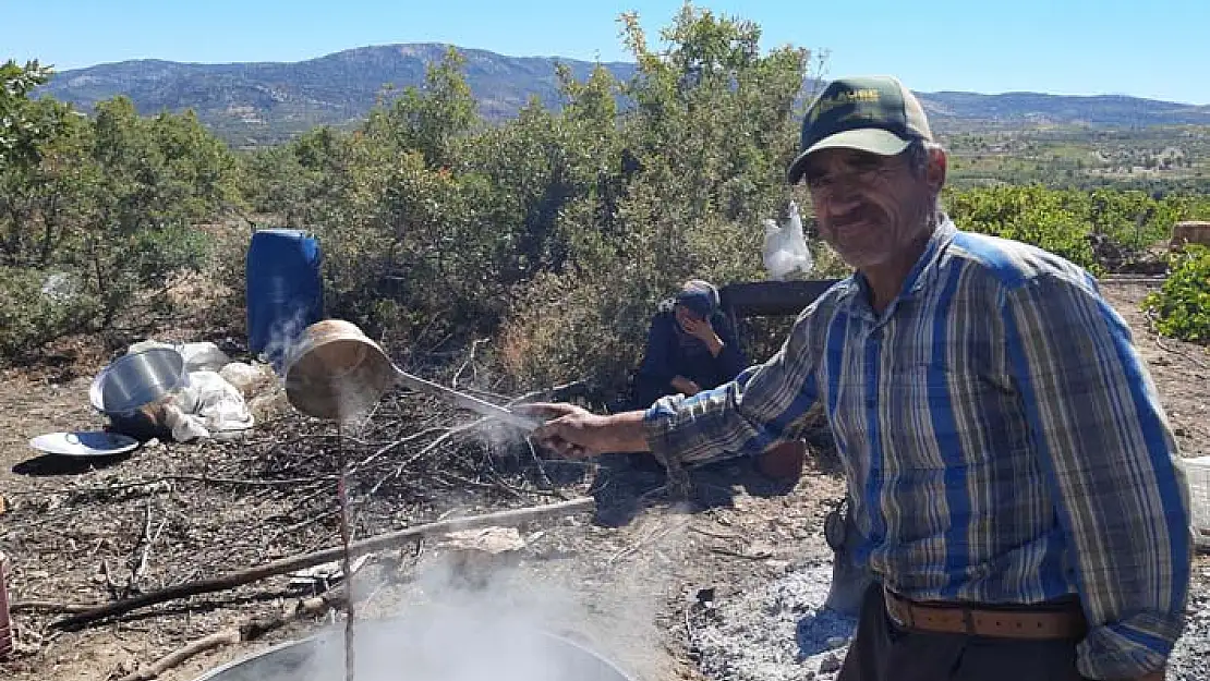 Bozkır'da aileler pekmez kaynatmaya başladı