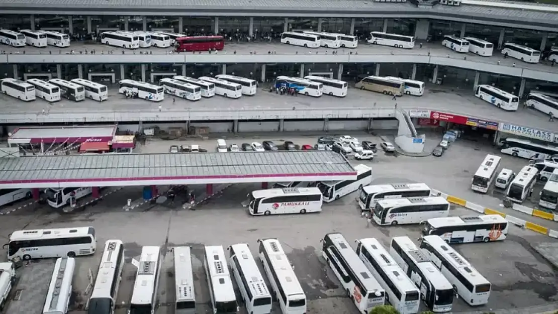 Bu öğrencinin başına gelen pişmiş tavuğun başına gelmedi: Otobüste bavulundan oldu, kıyafetsiz kaldı!