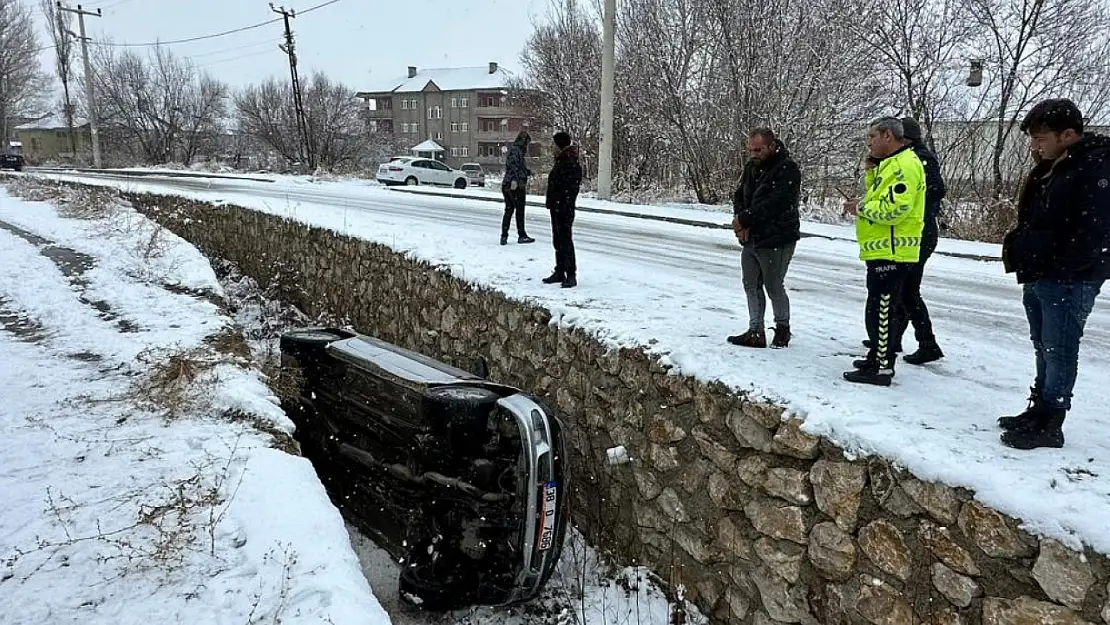 Buzlanma sebebi ile bir araç dereye düştü