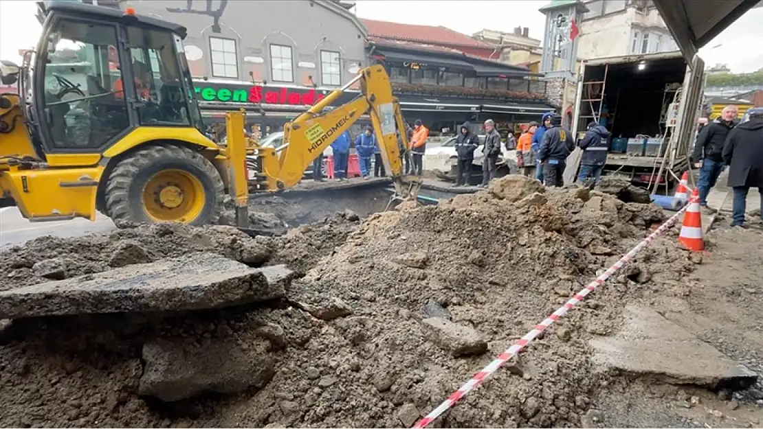 İsale hattı patladı: Cadde ve sokaklar sular altında kaldı!