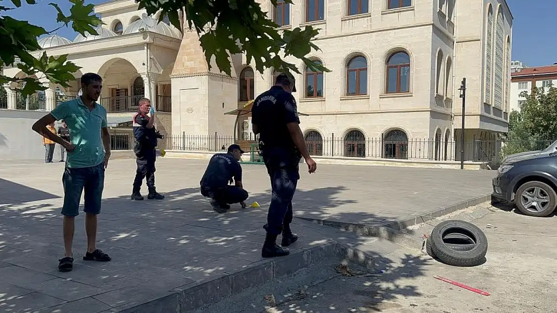 Camiye giderken merminin hedefi oldu