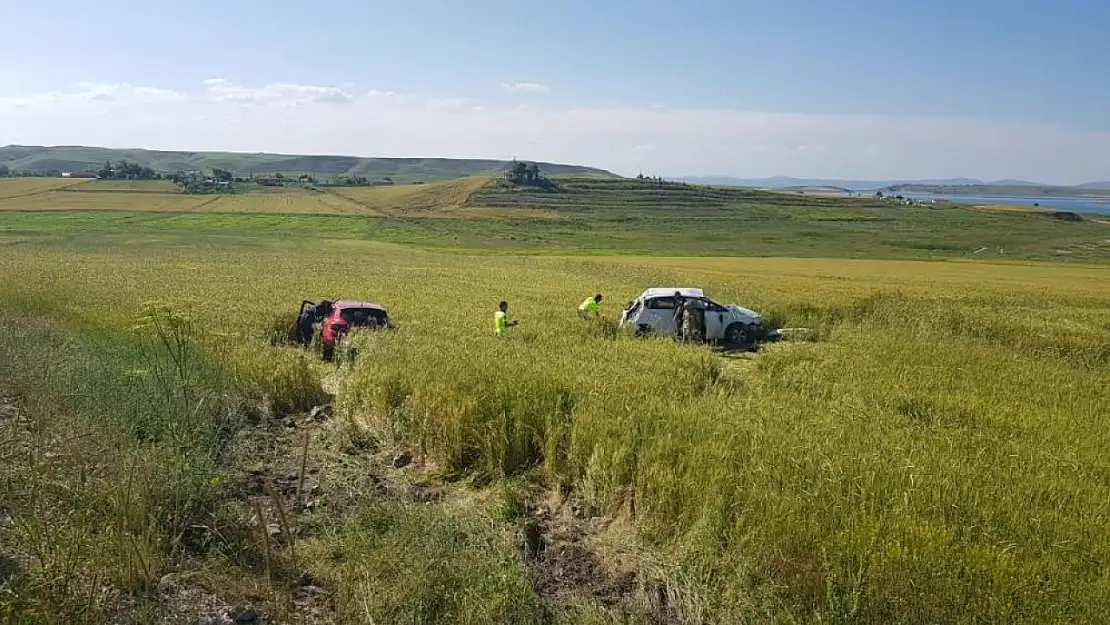 Çarpışan otomobiller tarlaya uçtu