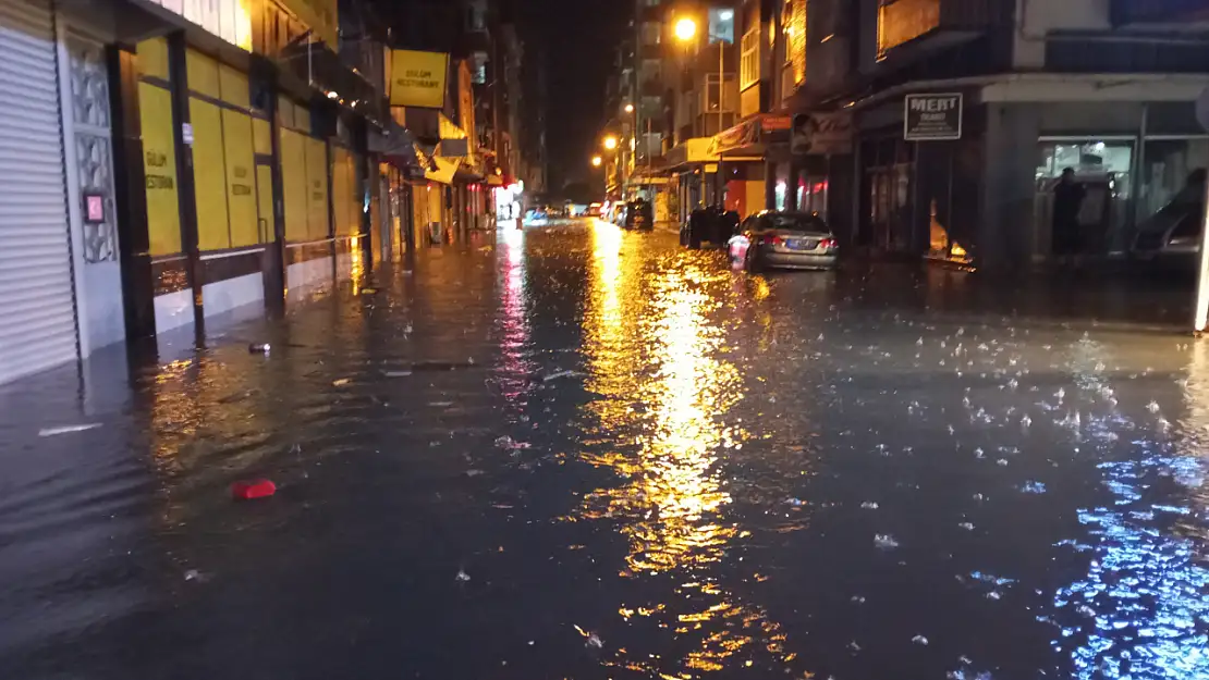 Çarşamba'da Şiddetli Sağanak, Cadde ve İş Yerlerini Sular Altında Bıraktı