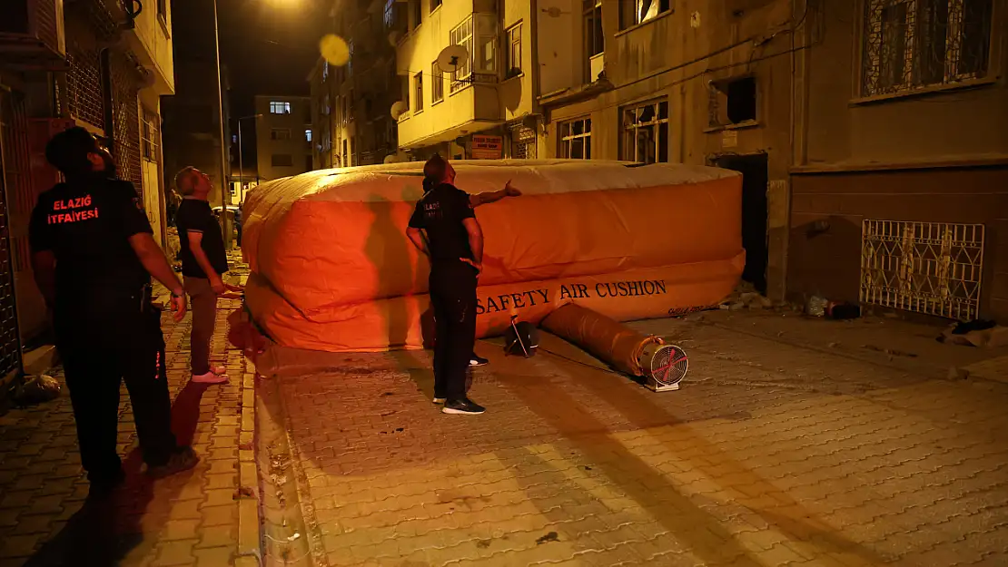 Çatıdan atlamak isteyen şahsı polis ikna etti