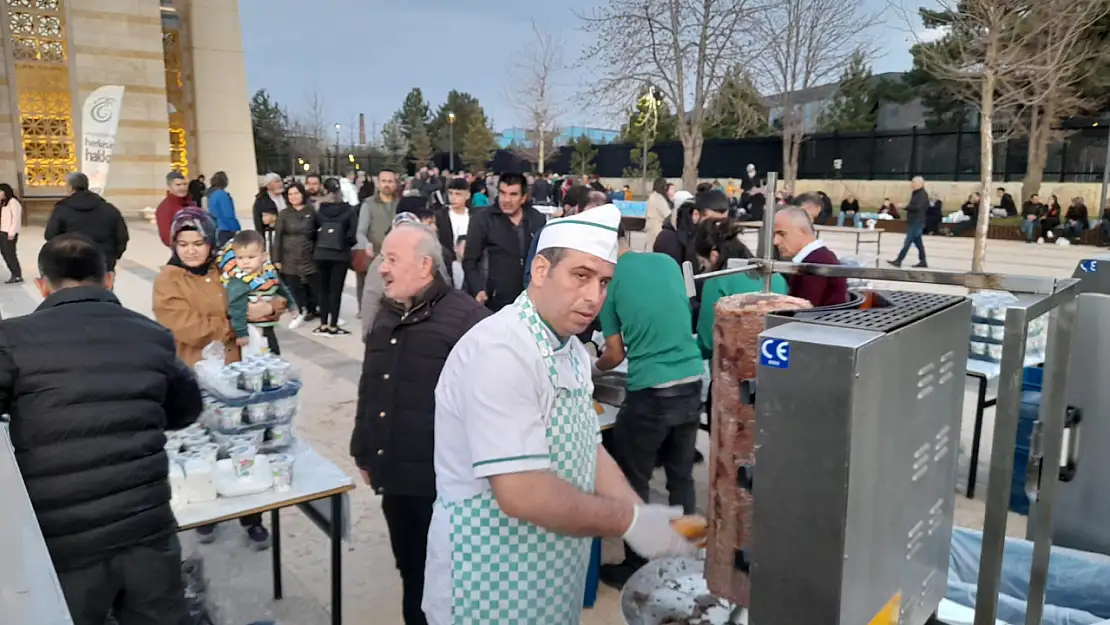 Cengiz Holding'den iftar yemeği