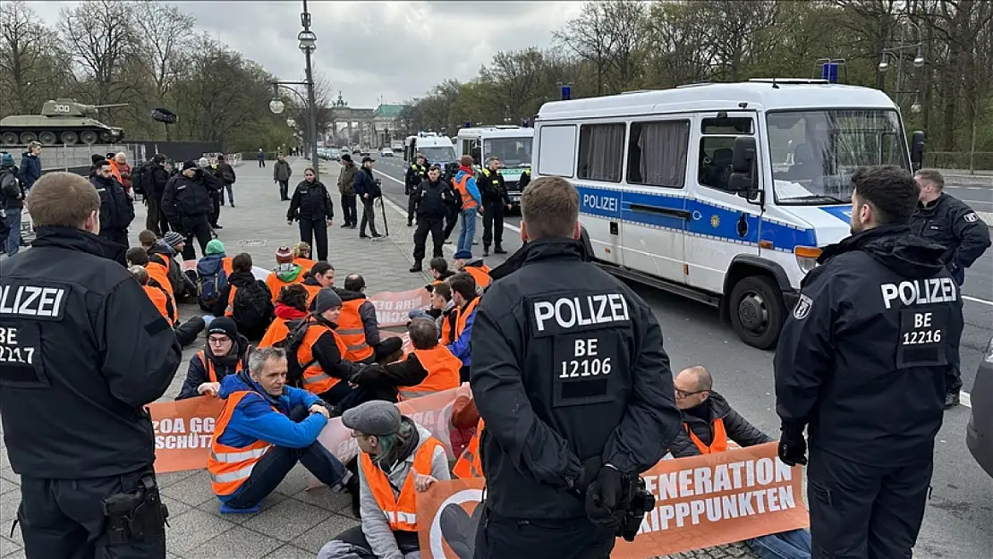 Çevreciler iklim politikasını protesto etti