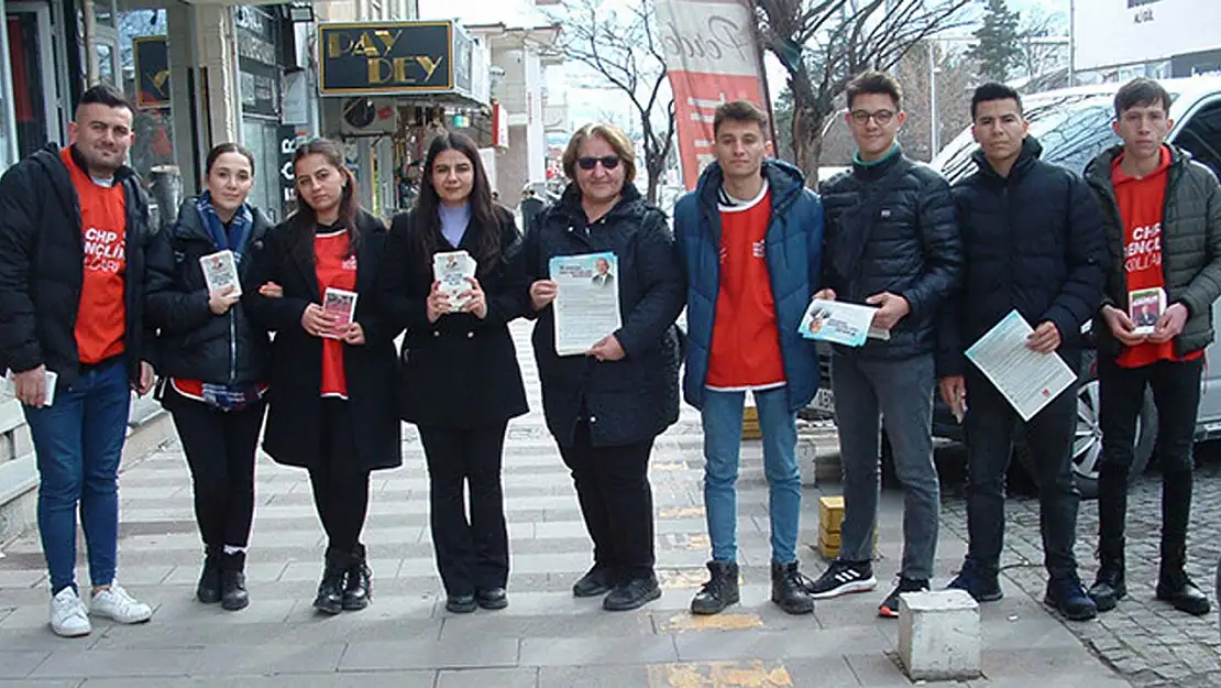 CHP gençlik kolları broşür dağıttı