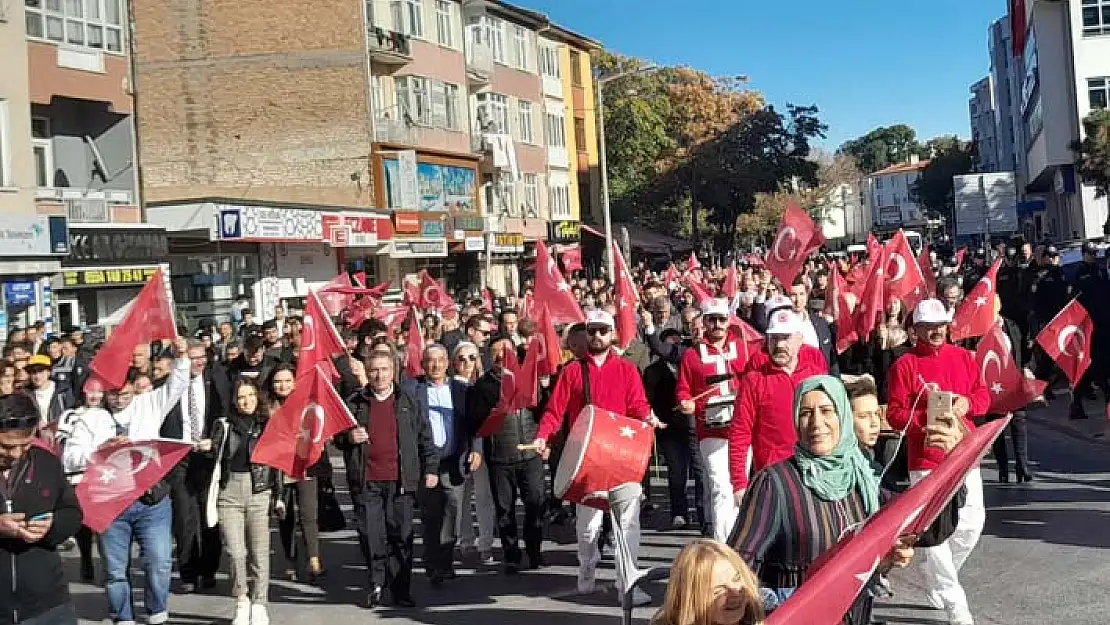 CHP'den, bayraklı ve bandolu Cumhuriyet yürüyüşü