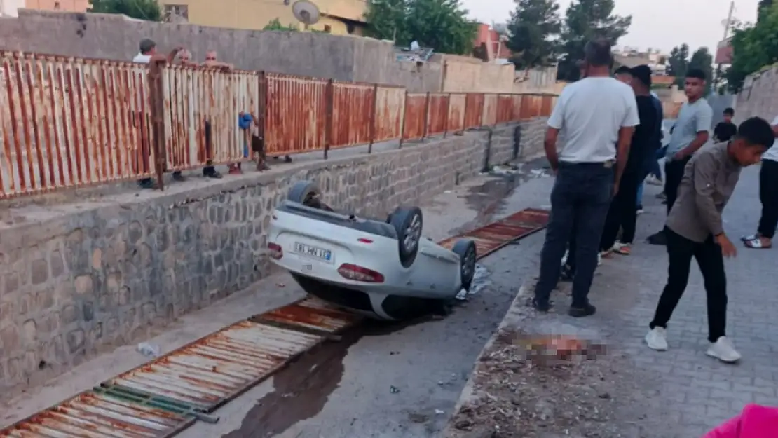 Çocuklar el frenini indirince otomobil kanala devrildi