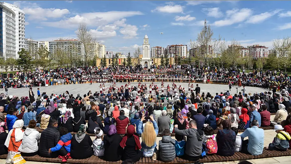 Çocuklar Konya'da Kalehan Ecdat Parkı'nda gönüllerince eğlendi