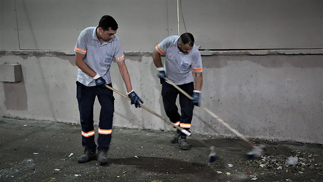 Çöp evde çocuğu bulan temizlik işçileri yaşadıklarını anlattı