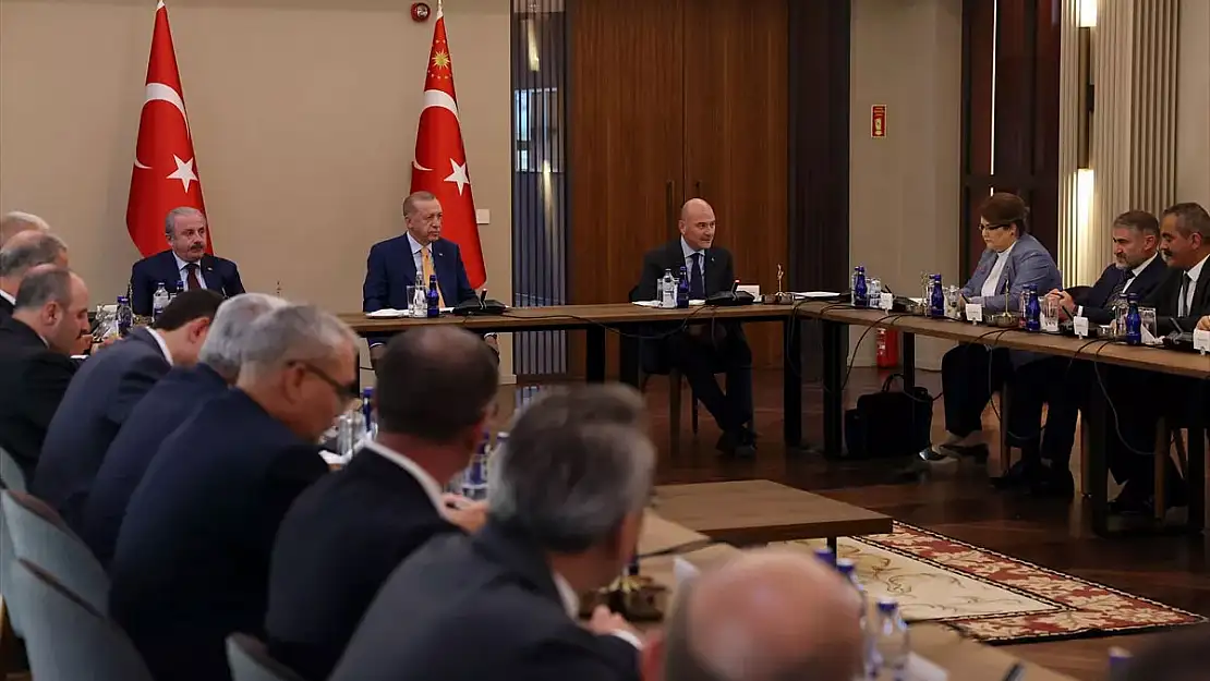 Cumhurbaşkanı Erdoğan, Ahlat'ta bölge valileriyle bir araya geldi