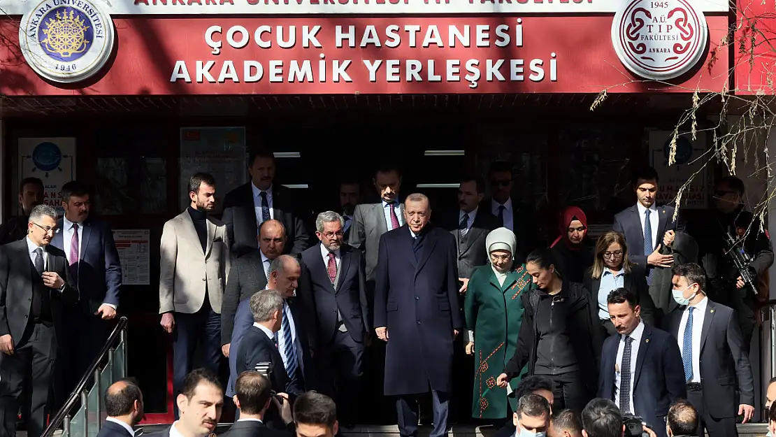 Cumhurbaşkanı Erdoğan ve eşi Emine Erdoğan depremzede çocukları ziyaret etti