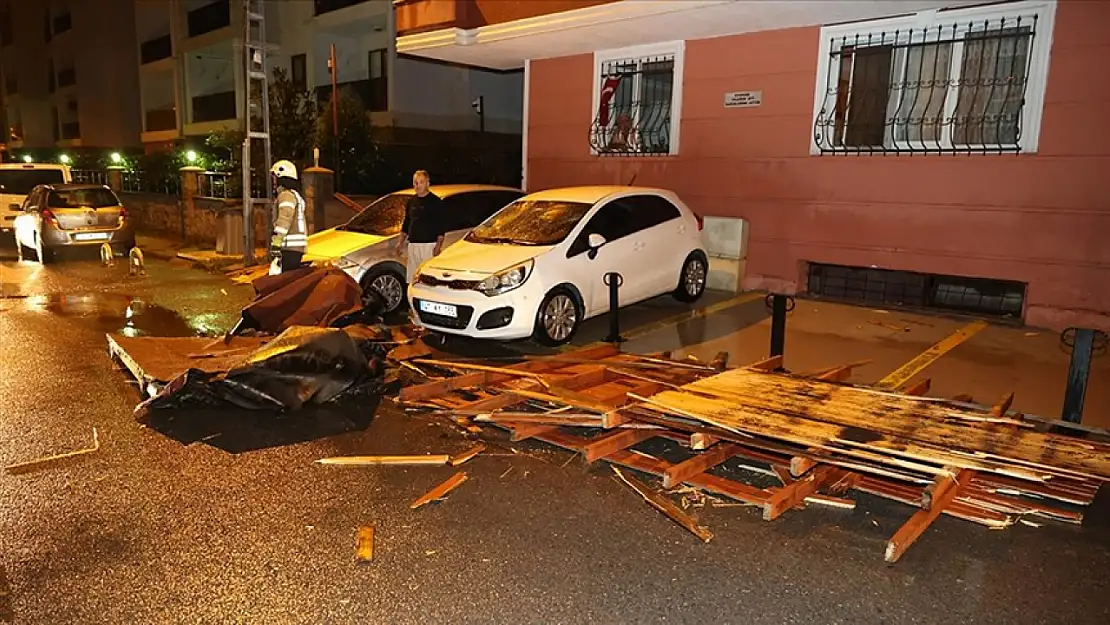 Daha önce uyarı gelmişti: Fırtına çatıları uçurdu!