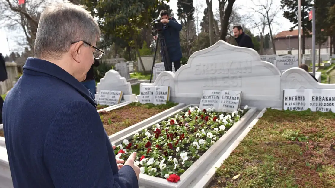 Davutoğlu Erbakan'ın kabrini ziyaret etti