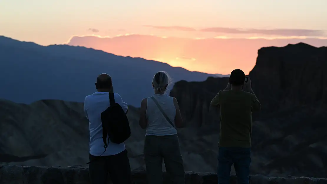 Death Valley Ulusal Parkı'nda Eşsiz Güzellik: Zabriskie Noktası'nda Gün Batımı