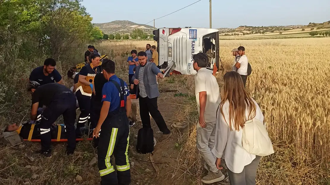 Denizli'de yolcu otobüsü tarlaya devrildi, 27 kişi yaralandı