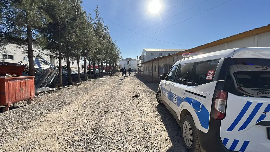 Deprem bölgesinde işçilerin kaldığı konteynerlerde yangın!