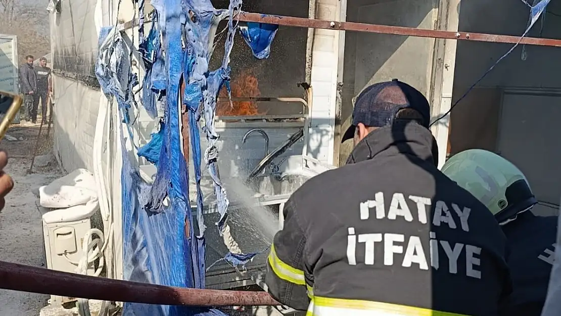 Depremzede ailenin yaşadığı konteynerde yangın çıktı