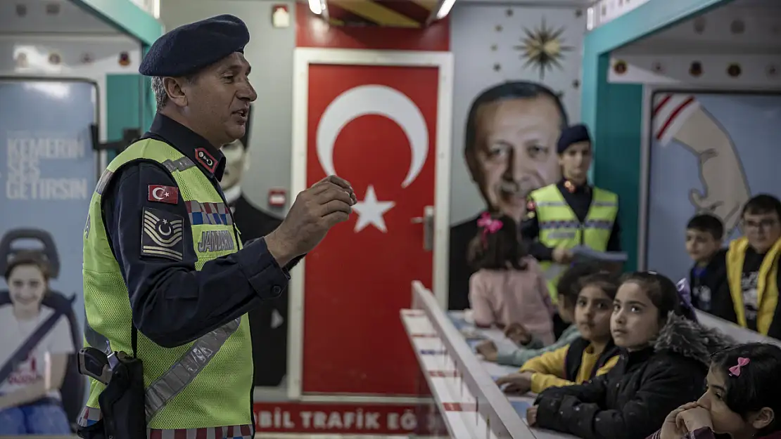 Depremzede çocuklara jandarma trafik ekiplerinden eğitim