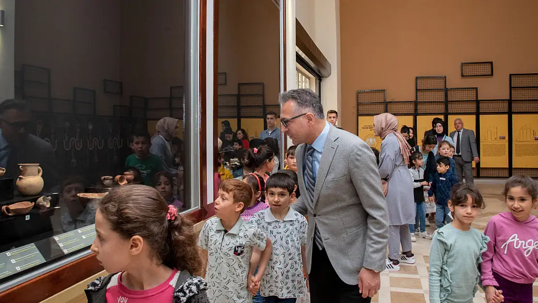 Depremzede öğrenciler Selçuk Üniversitesi Müzesini gezdi