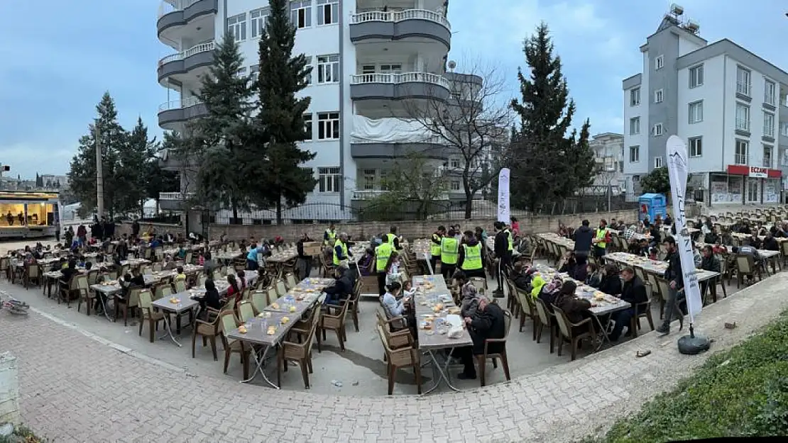 Depremzedeler için büyük iftar organizasyonu