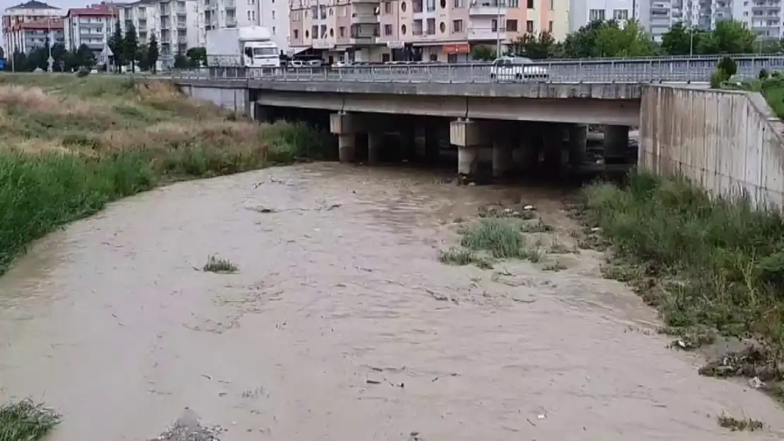 Derelerin debisi yükseldi, ekili araziler zarar gördü