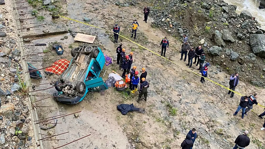 Araç dereye uçtu, çok sayıda ölü ve yaralılar var