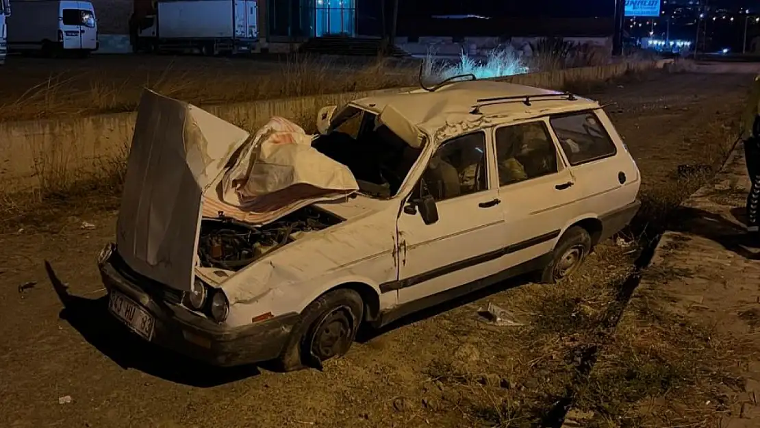 Devrilen otomobildeki anne hayatını kaybetti, baba ve kızı yaralandı