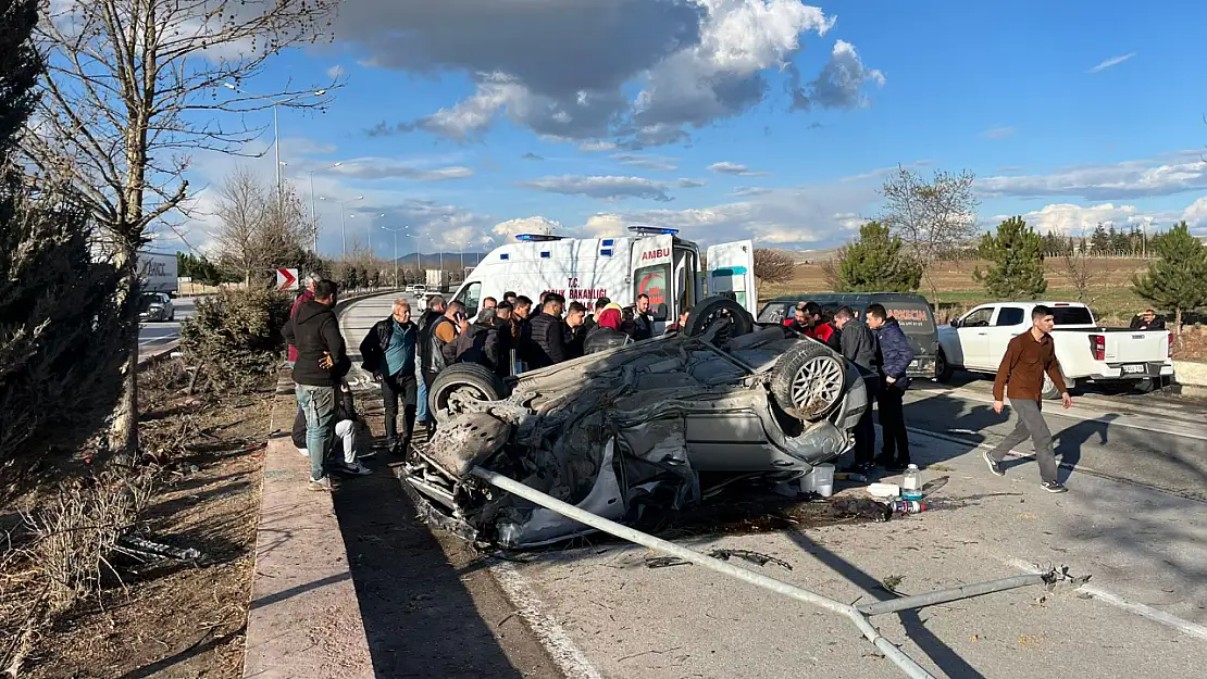 Devrilen otomobilin sürücüsü kurtarılamadı