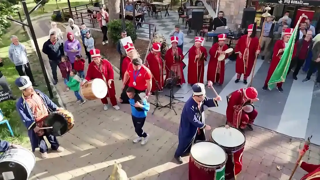 Dünya ikincisi güreşçiye memleketinde coşkulu karşılama