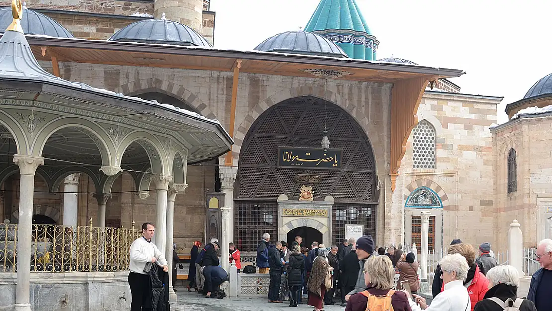 Dünya Konya'ya akıyor! Şebi Arus yoğunluğu devam ediyor! Gündüz tarihi yerler geziliyor, akşam Sema Ayin-i Şerifi izleniyor!