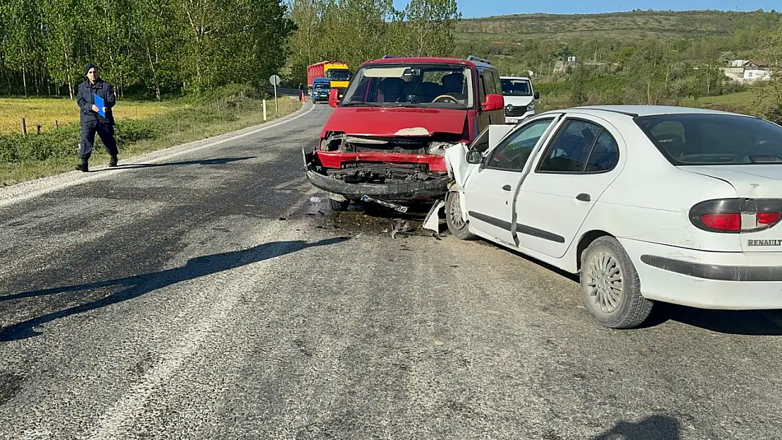 Düzce'de otomobil ile panelvan kaza yaptı: 5 kişi yaralandı