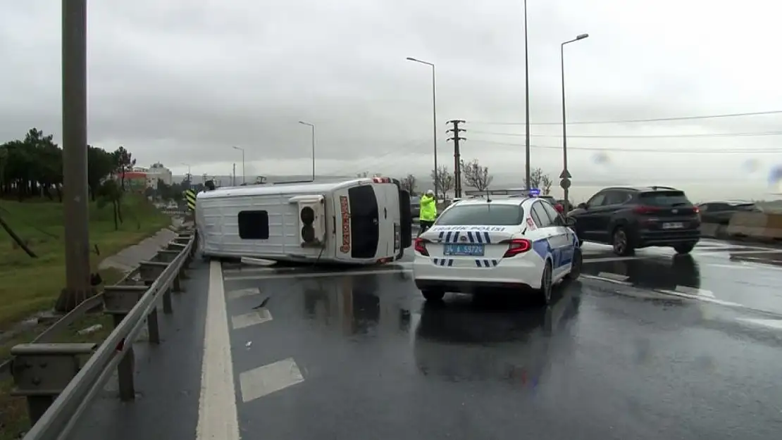 E-5'te yolcu minibüsü devrildi: 1 yaralı