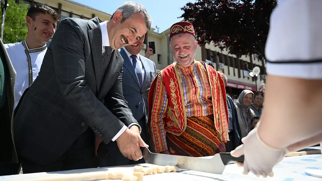 Edirne'de Türk Mutfağı Haftası coşkusu: 22 metre uzunluğunda badem ezmesi ikram edildi