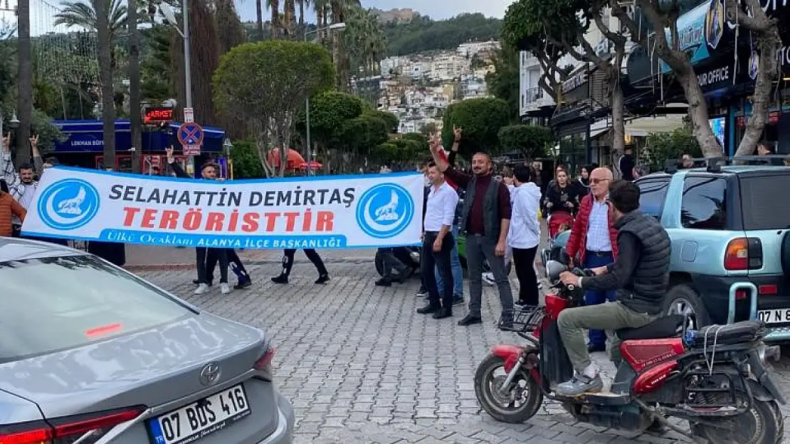 Ekrem İmamoğlu'na, 'Selahattin Demirtaş teröristtir' yazılı pankart açıldı