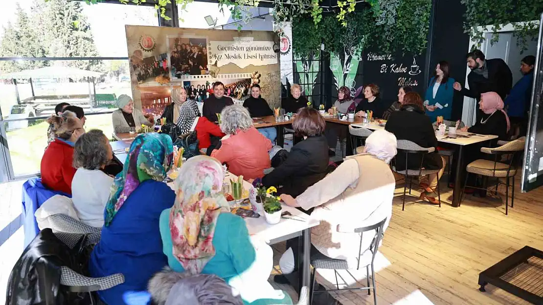 Emektar öğretmenler yıllar sonra bir arada