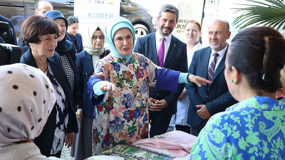 Emine Erdoğan Saraybosna KOMEK sergisini ziyaret etti