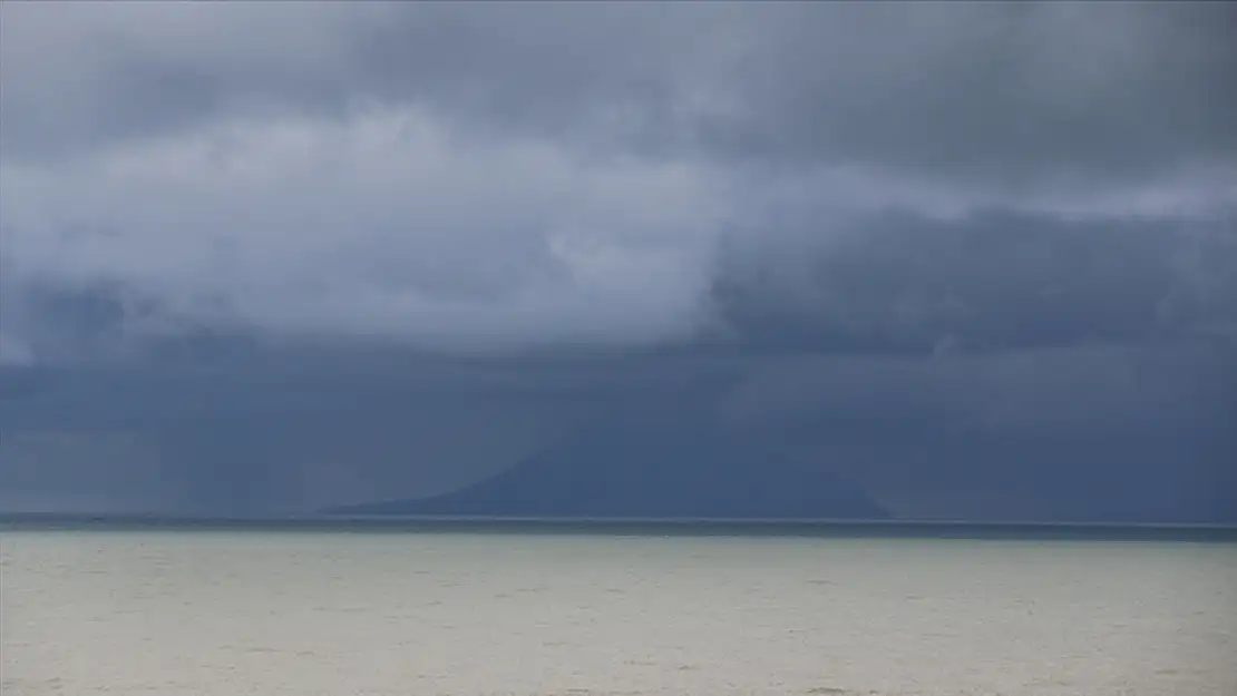 Endonezya'da Anak Krakatau Yanardağı faaliyete geçti