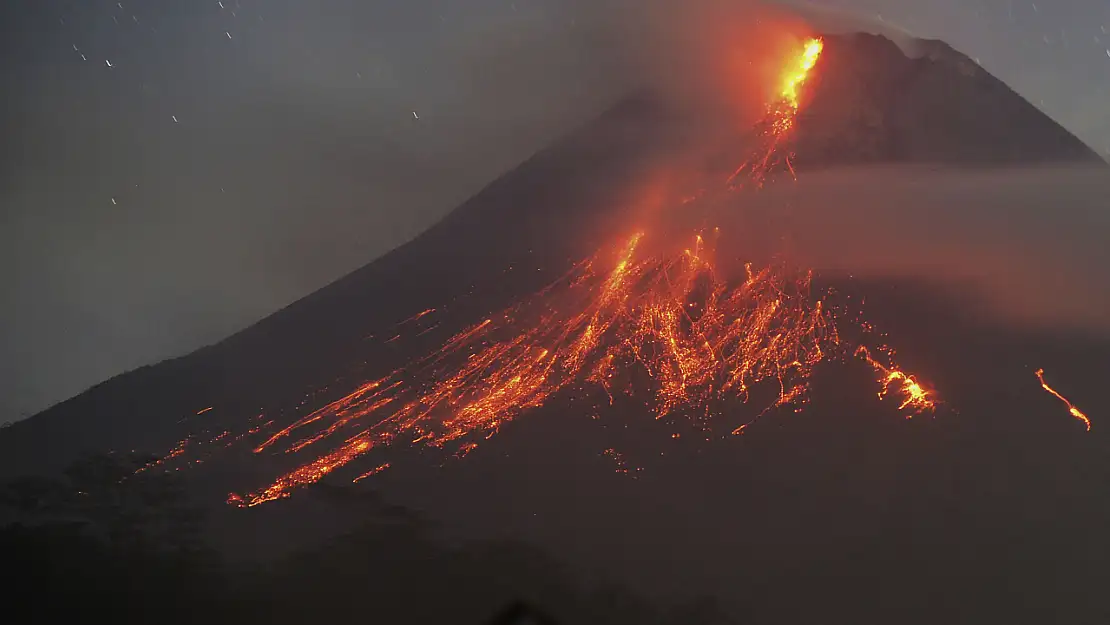 Endonezya'nın Merapi Yanardağı'nda şiddetli patlamalar devam ediyor