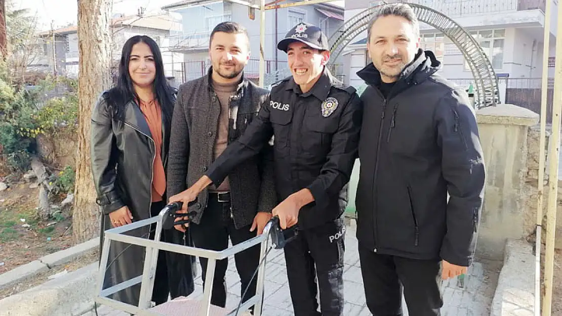 Engelli gence polis elbisesi hediye edildi