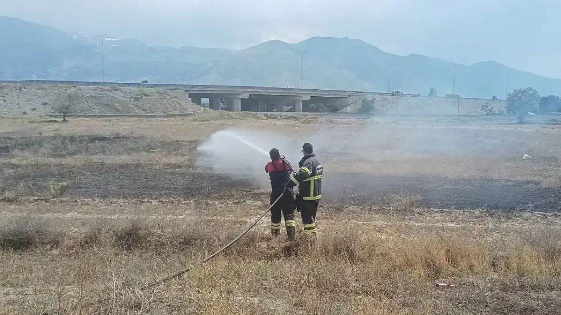 Erzincan'da çıkan örtü yangını söndürüldü